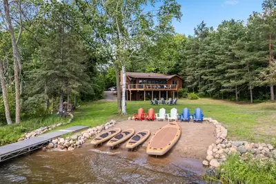 Image de Lake House w/Hot Tub, Game Room, Fireplace & Beach