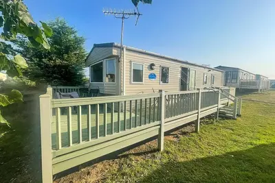 Image de Wonderful 6 berth caravan with decking & river views at Heacham Beach ref 21003a