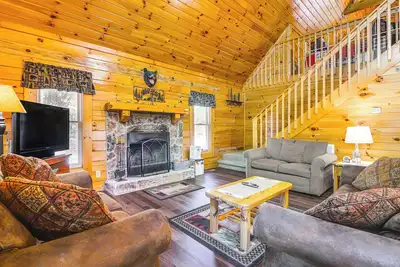 Image de Sevierville Cabin w/ Hot Tub & Deck!