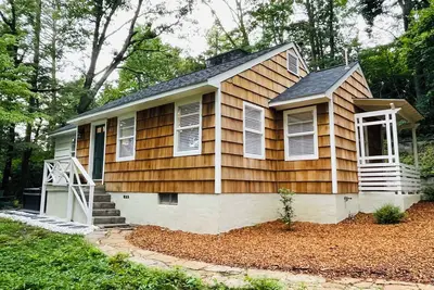 Image de Secluded 2br house in the trees 1mi from Bhm city - sauna, hot tub, ping pong