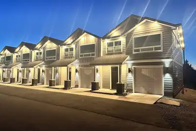 Image de Luxury 3br Townhome - Walk anywhere in Joseph! (C)