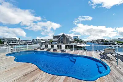 Image de Waterfront Mantoloking Home with Private Dock w/Pool very close to Ocean Beach