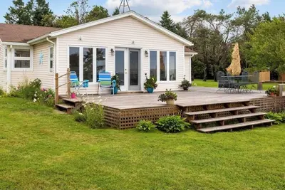 Image de Quaint Cottage with direct beach access and water views that go on for miles.