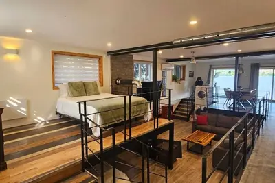 Image de Lovely loft on the water, with free parking. Pet-Friendly!