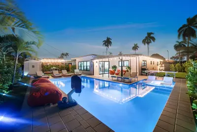 Image de Luxury Pool Retreat + Outdoor Bar + Prime Spot