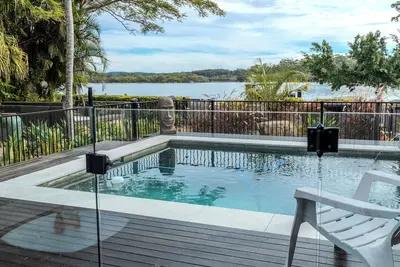 Image de Stunning River front Cottage with pool