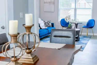 Image de Elegant Haven: Stylish Interiors with Serene Deck Views and Modern Comforts