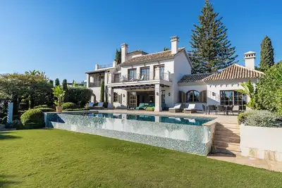 Image de 6 Bdrms Villa Carolina Sea Views Golden Mile!