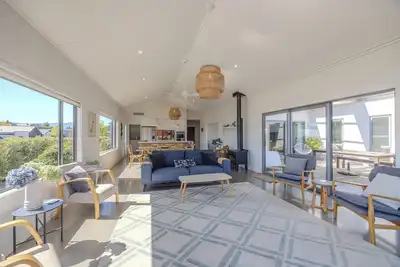 Lake View Heights - Luxury Large Modern House & Self Contained Studi(264 sq mtr)