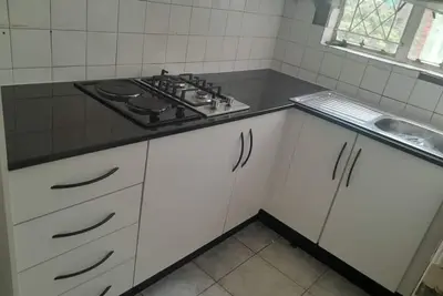 Image de 5 minutes into the city. Family sized unit with newly fitted kitchen.