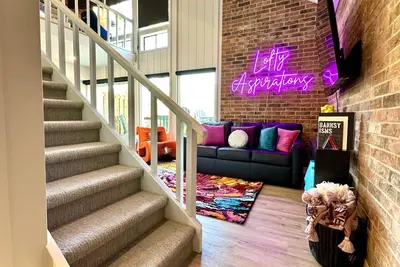 Image de Urban condo with loft office-community pool