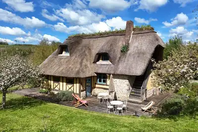 Image de Chaumière typique avec cheminée et jardin, animaux acceptés