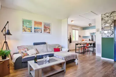 Image de Maison familiale spacieuse, au calme, proche commerces et plage, avec jardin et terrasse.