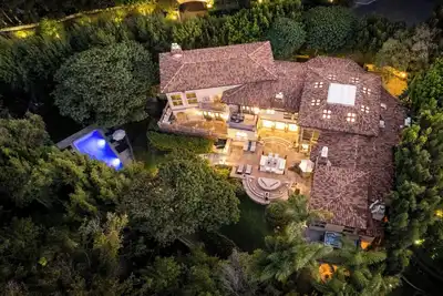 Image de Carolwood - Modern Tuscan Villa with Rolling Lawns and Loggia in Holmby Hills