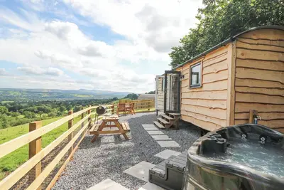 Image de Shepherd'S Cwtch, pet friendly, with hot tub in Llandovery