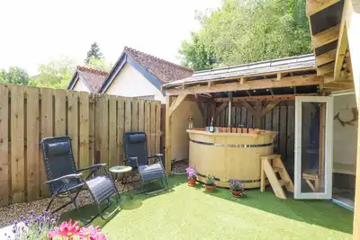 Image de Rising Sun Cottage, with hot tub in Lixwm