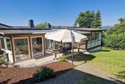 Image de Gemütliches Ferienhaus am Hennesee mit Terrasse und Ausblick in die Natur