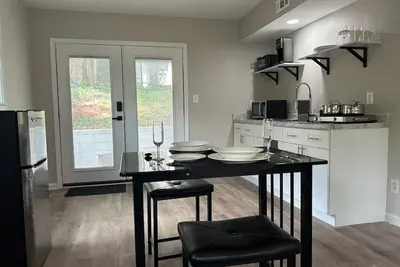 Image de Modern, Warm Private 1 Br Apartment