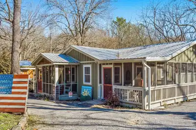 Image de Walnut Cottage-hot tub, fenced yard, walk to downtown