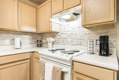 Image de Beautiful, Chic and Cozy Pet-Friendly Home Conveniently Located to Everything!
