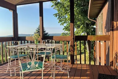 Image de Hilltop, relax and enjoy nature's aviary atop the Endless Mountains.