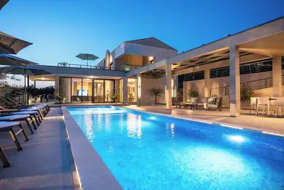 Image de Belle villa moderne avec piscine de 15 mètres dans un endroit inspirant