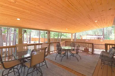 Image de Relax in your cozy home in the woods. Pets Welcome. Book long-term and save!