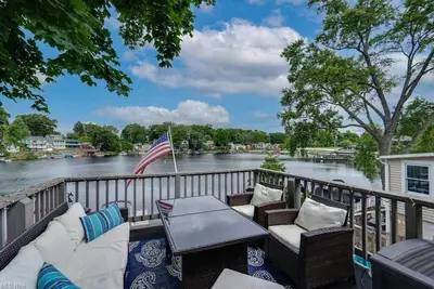 Image de Portage Lakes Escape - 5 Bedroom Lakefront Home