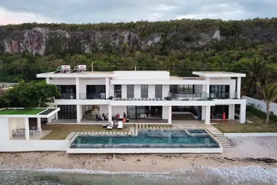 Image de Charming 5-bedroom Ocean front villa in Discovery Bay. \n
