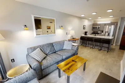 Image de Modern luxury awaits in this Allegheny Springs 1br by RedAwning