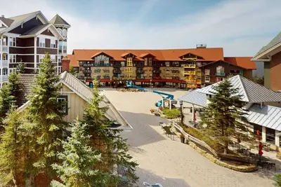 Image de Spacious and stately 1br overlooks center Village! by RedAwning