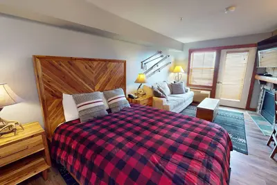 Image de Updated Studio at Highland House - slopeside! by RedAwning