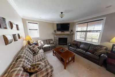 Image de Private and Spacious 5br Home with a Hot Tub by RedAwning