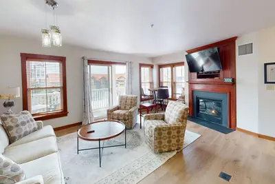 Image de Expansive and plush 2br+ with epic village views! by RedAwning