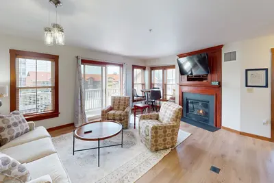 Image de Quaint and airy 1br overlooks best of the village! by RedAwning