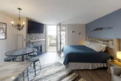 Image de Inviting Studio in Seneca, deck opens to hot tubs by RedAwning