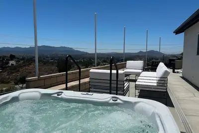 Image de \"The Best\" Jacuzzi View Private Luxury Guest Cottage-Better than a Room or Suite