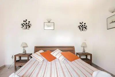 Image de Appartement 'Iris One-Bedroom Bungalow' avec piscine partagée, Wi-Fi et climatisation