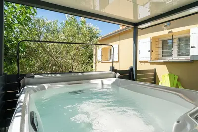 Image de Maison de vacances 'Coin De Paradis Au Mont Ventoux' avec terrasse privée, Wi-Fi et climatisation