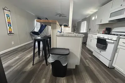 Image de Cozy home in charming Norwalk with Ac, WiFi. Cedar Point/Summit Race//Sports Par