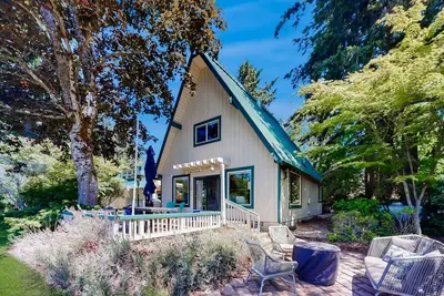 Image de Family-friendly lakefront escape with outdoor dining, gas grill, kayaks and W/D