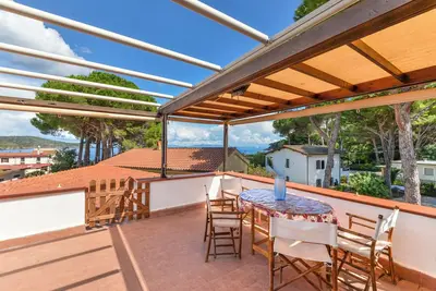 Appartement 'La Torretta' avec vue sur la mer, terrasse privée et climatisation