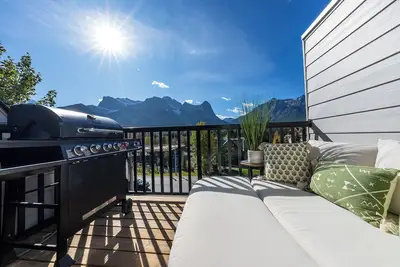 Image de Staying 8ppl, 5 min to Dt. 3 bedrooms, mountain View, Ac, Free parking, townhome