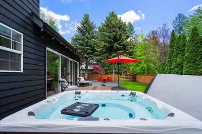 Image de Lake, Hot Tub, Golf Retreat