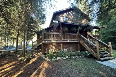 Image de 4-Bedroom Farmhouse with Mountain Views 20 Minutes Away from Nelson, Bc
