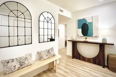 Image de Vista Central- downtown, free parking, view, spacious, 3bd, sleeps 8 -T201