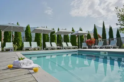 Image de Appartement 'Appt Le Mélèze - Piscine Et Spa' avec vue montagne, piscine privée et Wi-Fi