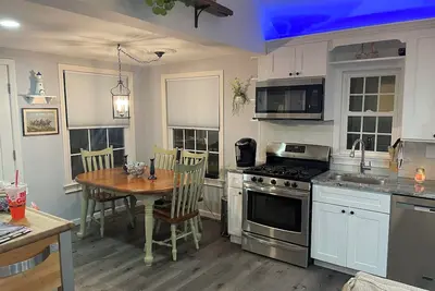 Image de Charming  newly renovated 2-bedroom cottage in delightful Woodcliff Park