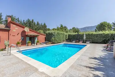 Image de Maison de vacances 'Maison Avec Piscine En Catalogne' avec vue montagne, Wi-Fi et climatisation