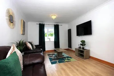 Image de This house is a 5 bedroom(s), 2. 5 bathrooms, located in Peterborough, England.